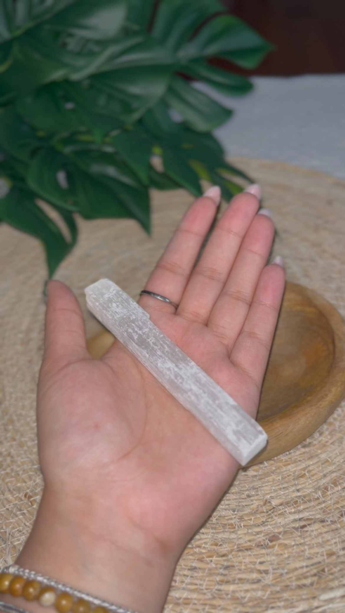 Bâton de Sélénite Brute – Purification, Rechargement & Protection