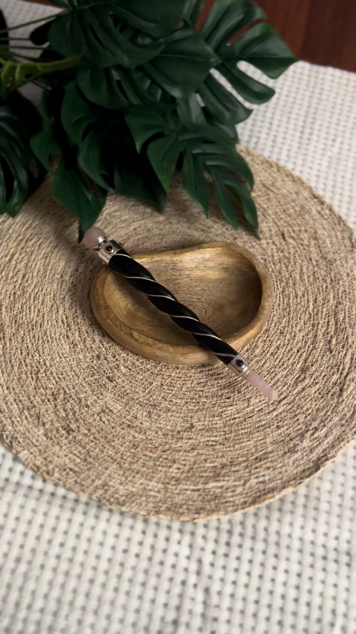 Baguette Énergétique Torsadée – Quartz Rose & Bois Noir