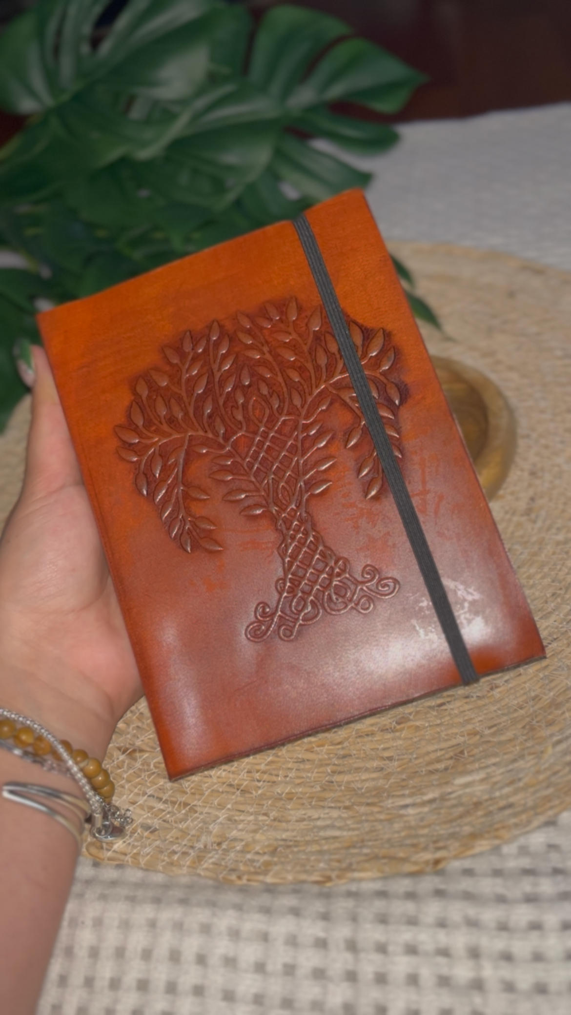 Carnet en Cuir Gravé – Symbole de l’Arbre de Vie