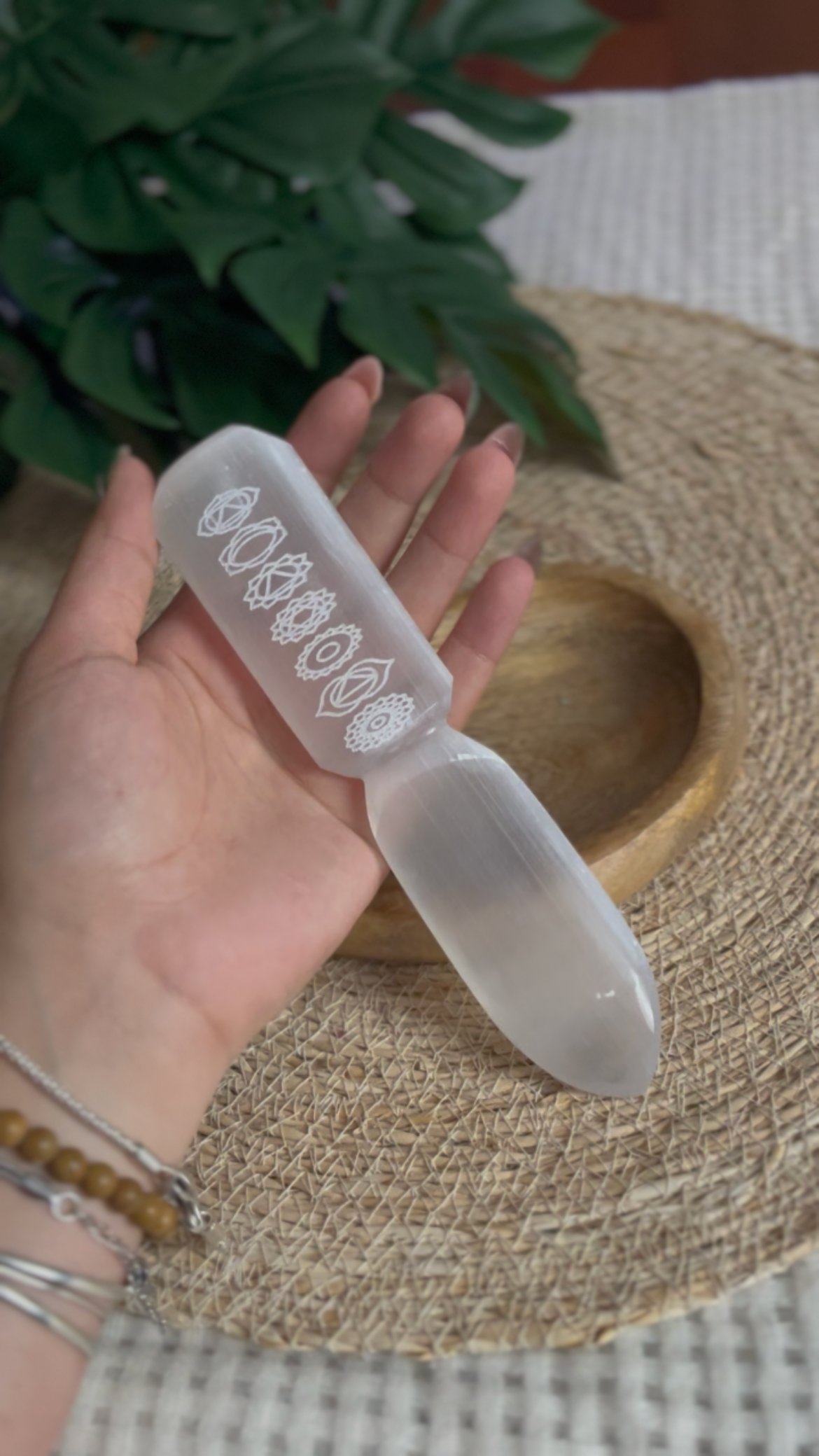 Couteau Rituel en Sélénite Gravée – 7 Chakras & Harmonisation Énergétique