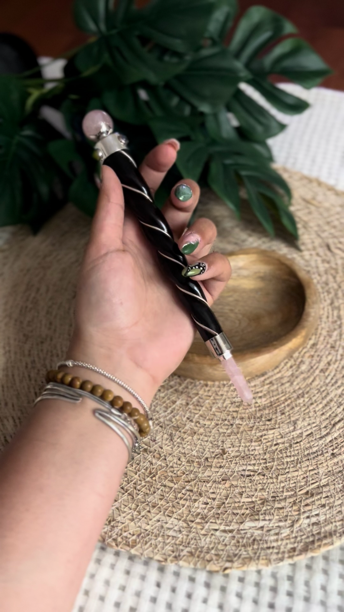 Baguette Énergétique Torsadée – Quartz Rose & Bois Noir