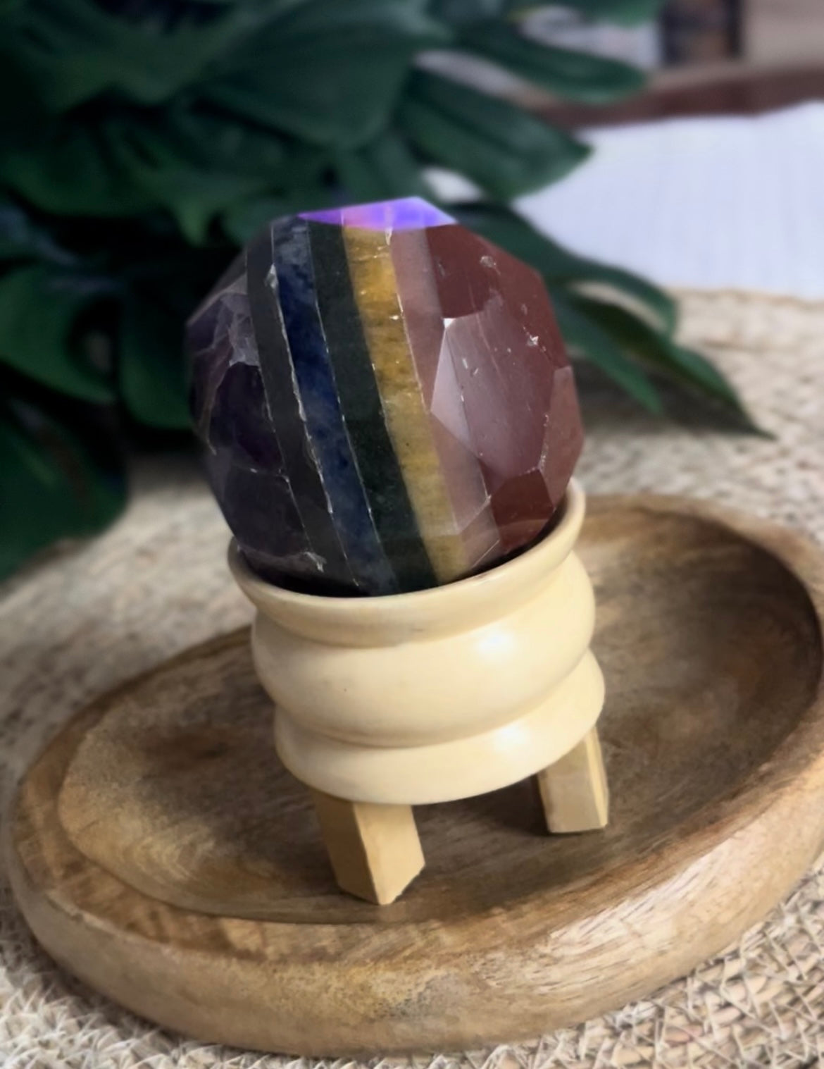 Sphère Facettée Arc-en-Ciel – 7 Chakras + Socle Bois Offert