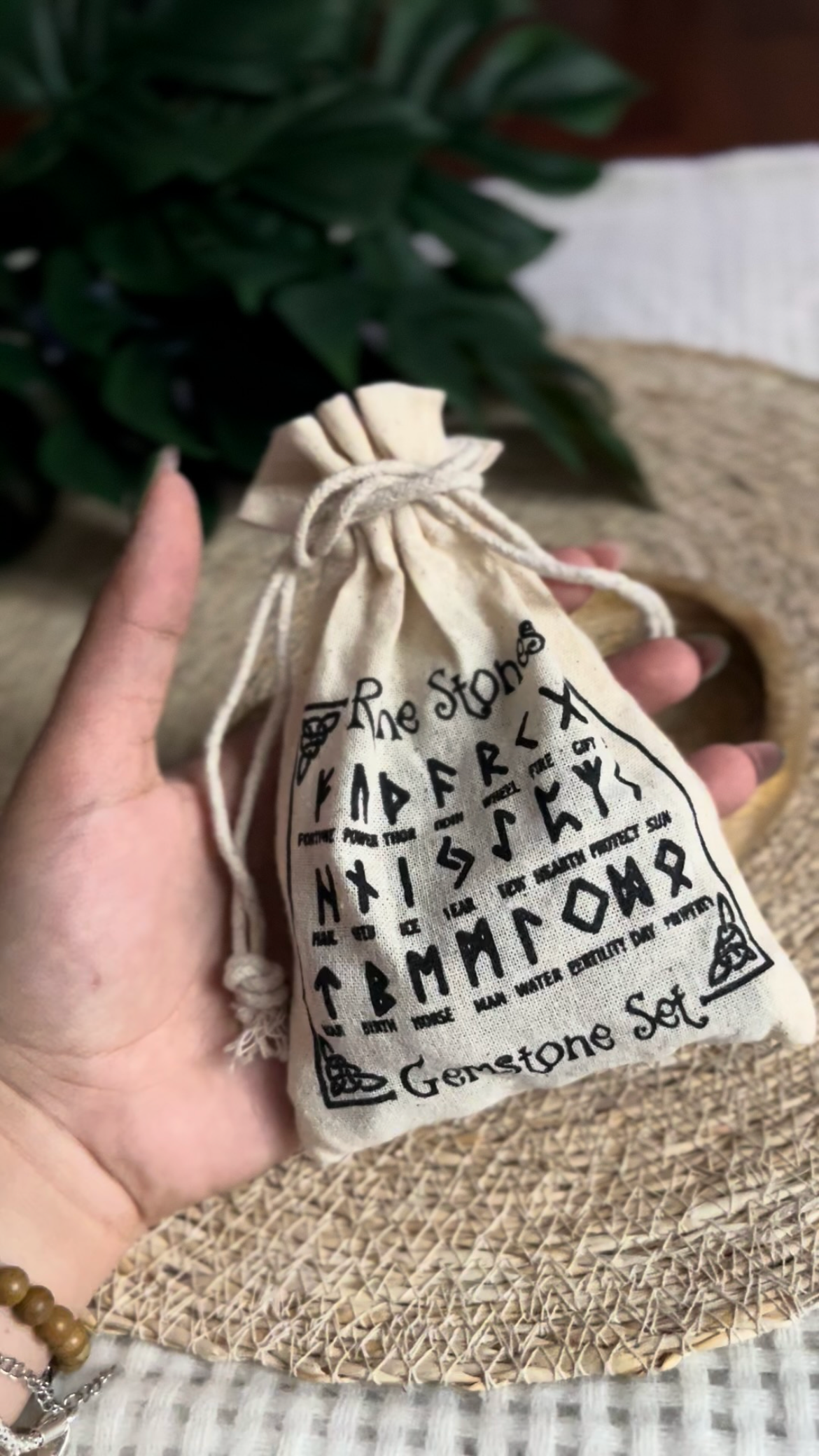 ᚱ Set de Runes Nordiques en Améthyste – Divination & Sagesse Ancestrale
