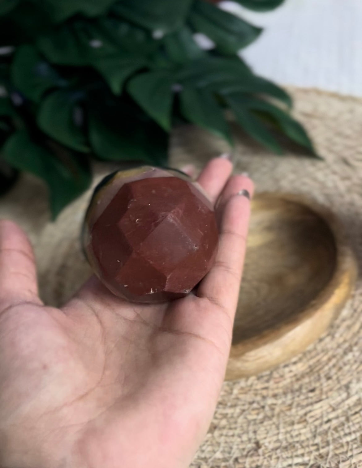 Sphère Facettée Arc-en-Ciel – 7 Chakras + Socle Bois Offert