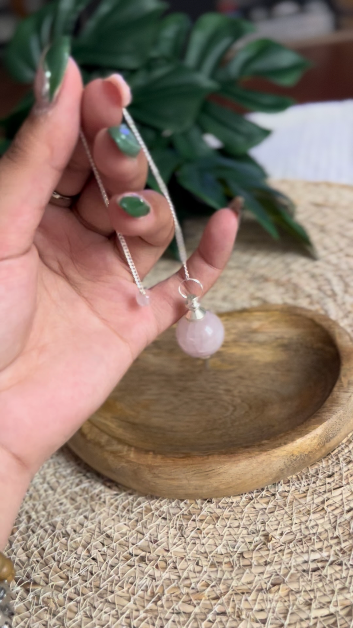 Pendule en Quartz Rose – Amour, Douceur & Guidance du Cœur