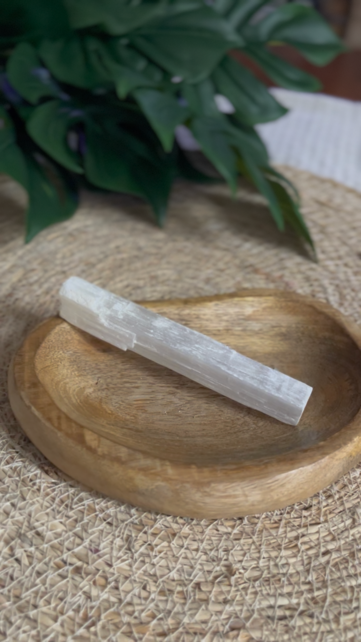 Bâton de Sélénite Brute – Purification, Rechargement & Protection
