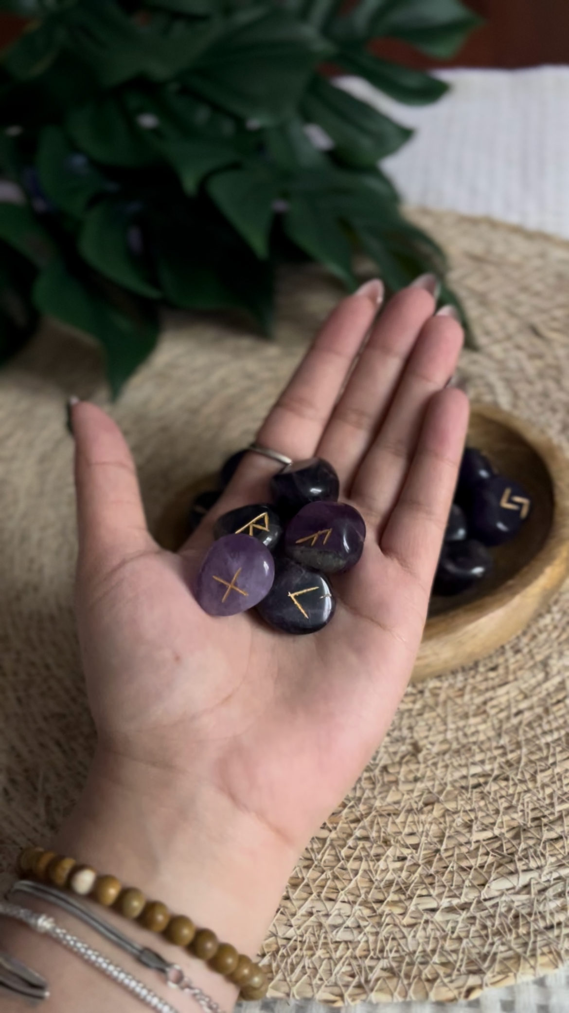 ᚱ Set de Runes Nordiques en Améthyste – Divination & Sagesse Ancestrale