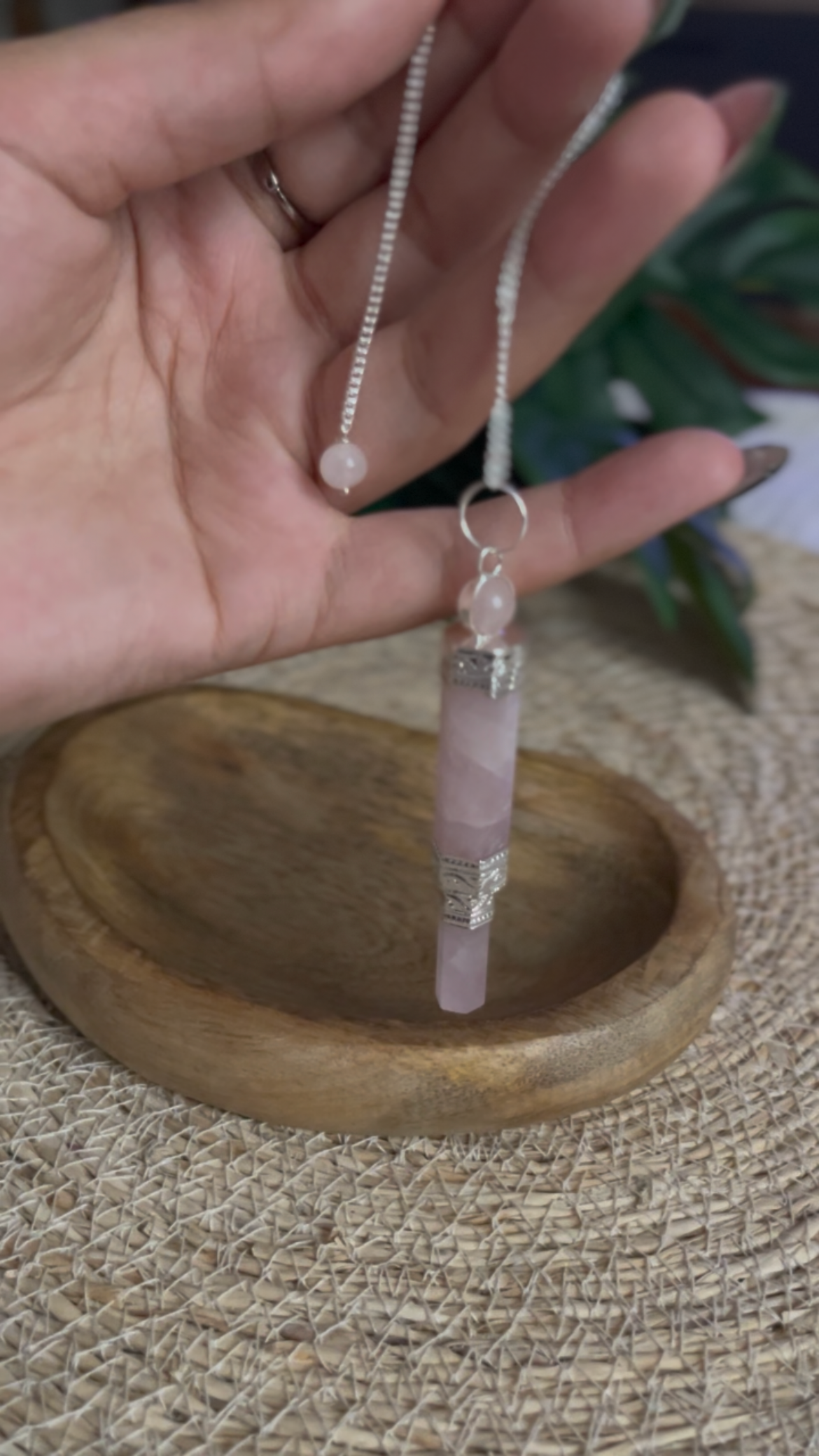 Pendule Baguette en Quartz Rose – Amour, Harmonie & Guérison