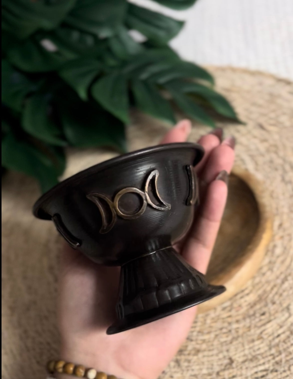 Coupe Rituelle Noire – Symbole de la Triple Lune