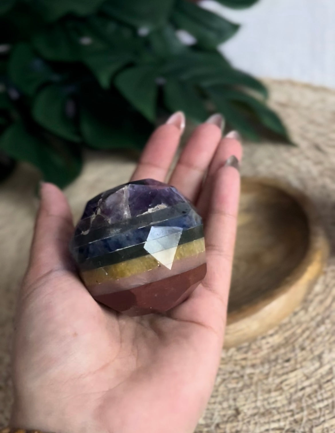 Sphère Facettée Arc-en-Ciel – 7 Chakras + Socle Bois Offert