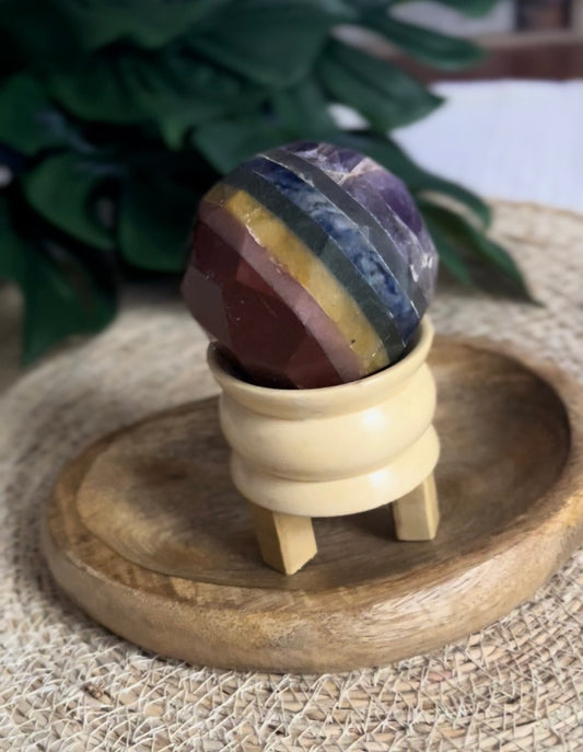 Sphère Facettée Arc-en-Ciel – 7 Chakras + Socle Bois Offert