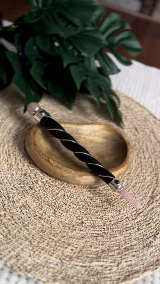 Baguette Énergétique Torsadée – Quartz Rose & Bois Noir