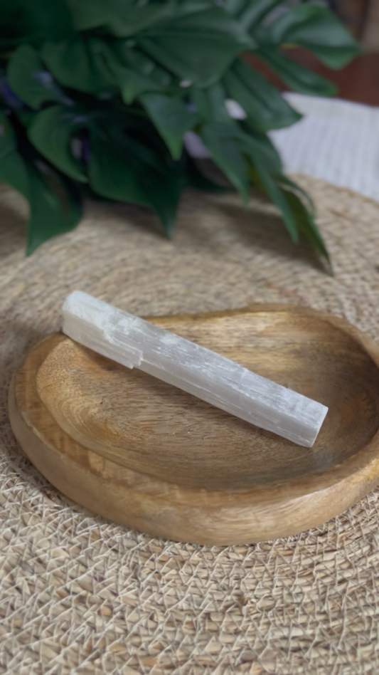 Bâton de Sélénite Brute – Purification, Rechargement & Protection