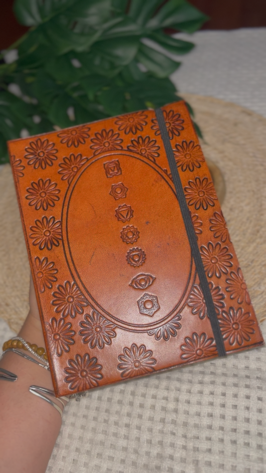 Carnet en Cuir Gravé – Chakras & Fleurs Sacrées